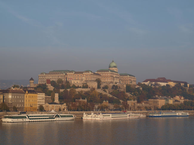 ブダペストでも市内交通1日券を購入。<br />地下鉄に乗ってアストリア駅まで。駅からドナウ川まで歩いてきました。ブダの王宮が見えます。