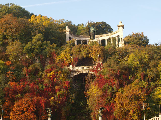 シシィの銅像。<br />プラハよりもさらに木々が赤くなっていました