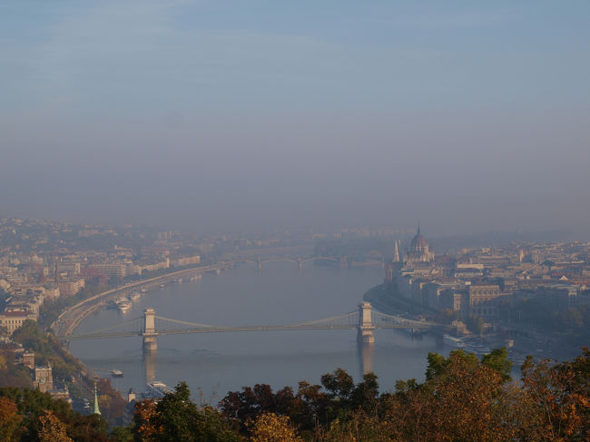 市内を見渡せるゲッレールトの丘に到着。<br />よくブダペストを紹介した夜景の写真で見る風景です。