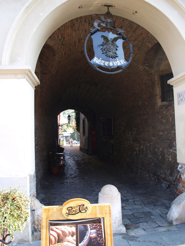 王宮の丘の中を歩いていると非常に良い匂いがしました。匂いにつられて中に入ると、ベーカリーがありました。<br />Retesvar Bakeryという名前でした。<br />ハンガリーのホームメイドケーキやパンなどを売っていました。お店の人も非常に親切で、東京から来たという話をしたら、東京は行ってみたいところだと言っていました。