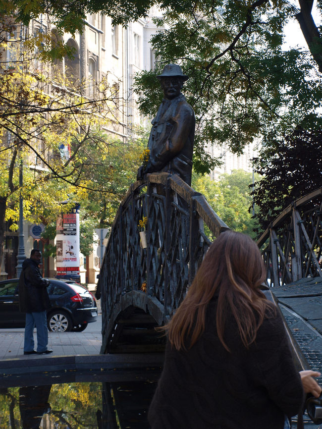国会議事堂から自由広場へ向かう途中にありました。<br />なんだかよくわかりませんがみんな記念撮影していたので同じく。