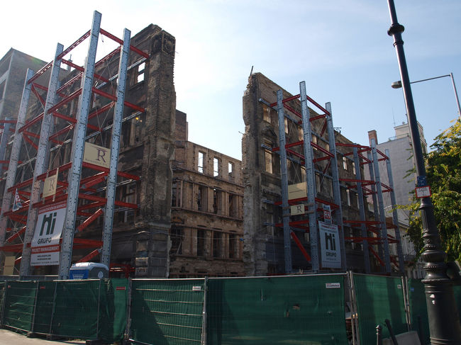 工事中の建物。内側だけ壊して外観は残すのか、最後に外観も壊すのかはわかりません。