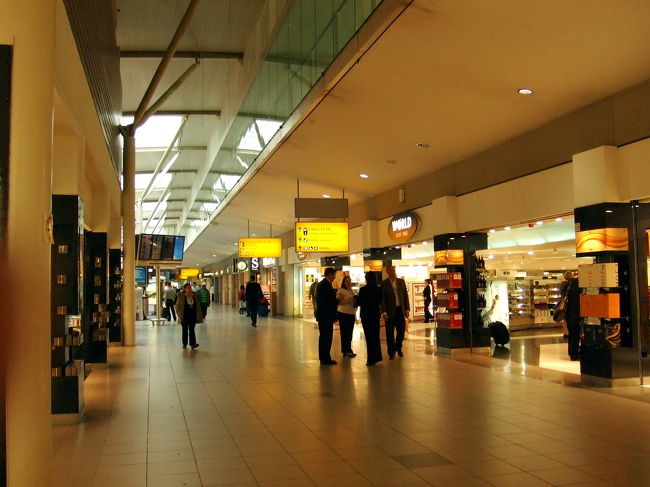 ロンドン・ヒースロー空港に到着。<br />現地時間では15:30ですが、日本時間ではすでに日付が変わってます。<br />ここで約3時間もの乗り継ぎ待ち！