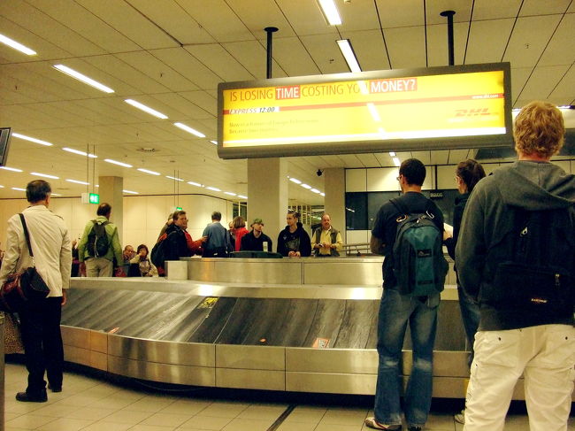 アムステルダム空港に着いた頃には、日本時間で朝の4時…。<br />すでにくたくたです(^ω^;