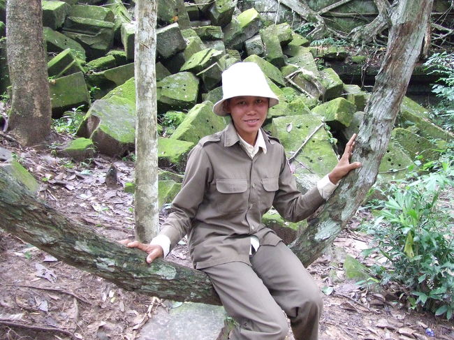 言葉は通じなかったけど、彼女が入口から案内してくれました。<br />身軽にひょいひょい歩いていくんでしょね〜。