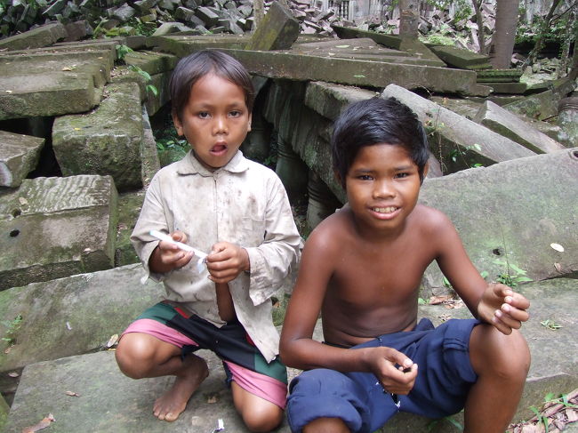 ベンメリアの出口あたりにいた子たち。<br />なかなかいい表情ですよね（＾∀＾）