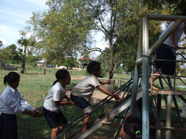 途中、ロレイの近くにあった小学校に寄ってくれました。<br />ドキドキしながら中を見学。<br />子供たちが大縄跳びしたり、滑り台を反対から登ったりして楽しそうに遊んでいました。<br />とても和みました♪