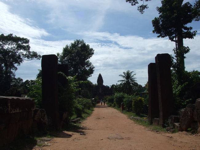 バコンは、ロリュオス遺跡群の中では1番大きかったです。<br />お坊さんも結構歩いてました。