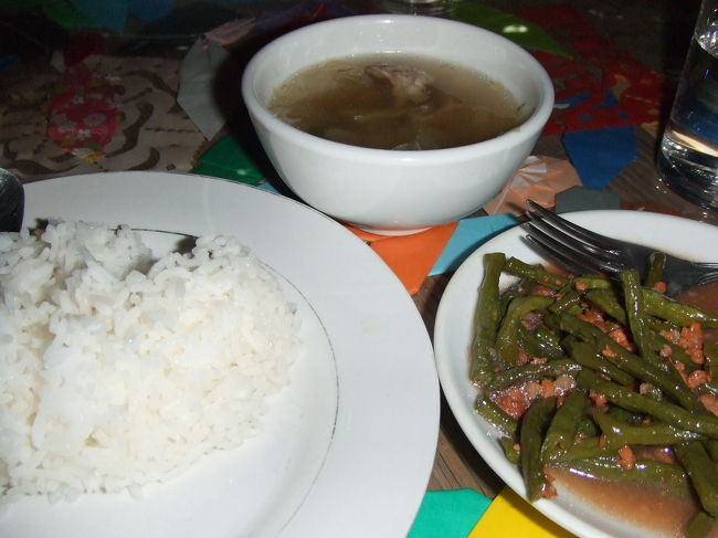 シェムリアップ最後の夕飯です。<br />他の宿泊客とお話しながら一緒に食べました。<br />途中、スタッフも加わり長いことしゃべってました。<br />翌日のプノンペン行きのバス(8$)と、プノンペンでの宿の手配までしてもらっちゃった♪<br />感謝です〜！