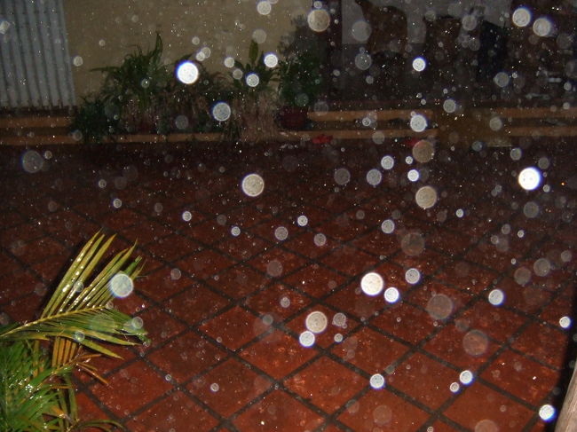 イキナリの豪雨です！！<br />結構な勢いです！<br />今日は雨降らなかったな〜♪と思ってたら、夜にきました。<br />今回、ほとんど遺跡観光で終わってしまいました。<br />絶対また来たいです。今度はもうちょっとゆっくりと。