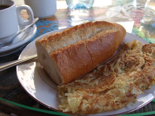リラリゾ最後の朝ご飯〜。<br />う〜、名残惜しい（ＴＴ）<br />みんないい人達で、ホントに楽しかったシェムリアップ！<br />チュンにバスターミナルまで送ってもらってサヨナラしました。