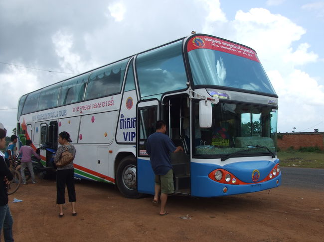 ＶＩＰＢＵＳでシェムリアップのバスターミナルを出発し、プノンペンへ。<br />トイレ付きのバスで、ミネラルウォーターが一本もらえました。<br />でもトイレはめっちゃ狭いし揺れるしで、大変でしたけど。。。<br />道はきちんと整備されていて、ほとんど快適。