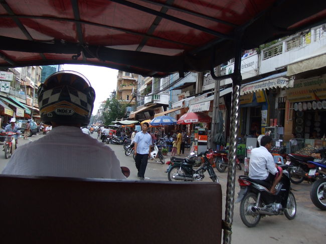 14時くらいに無事プノンペンに到着。<br />降りたところには、たくさんのバイタクやトゥクトゥクのドライバー達が声をかけてきます。<br />私は、手配してもらっていた宿からお迎えが来てくれているということだったので、私の名前が書いてある紙を探しました。<br />しばらくして無事ドライバーを発見！<br />トゥクトゥクでG.H.へ向います。<br />この旅初めてのトゥクトゥク乗車でした☆