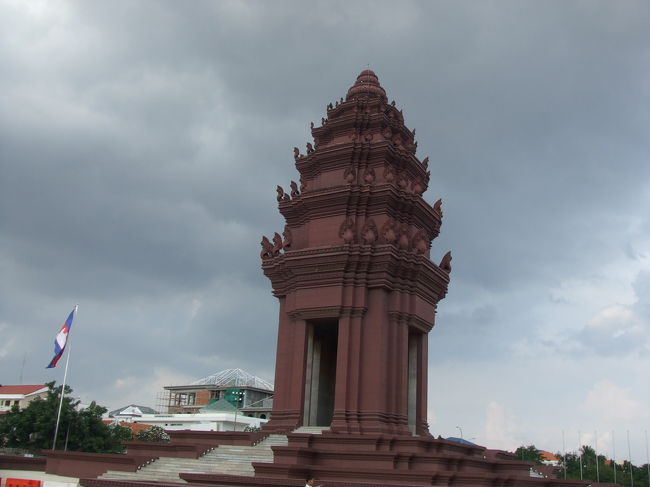 プノンペンの町は、思ったよりとてもキレイでした。<br /><br />独立記念塔。<br />どーんと立っていて、とても目立ちますね。