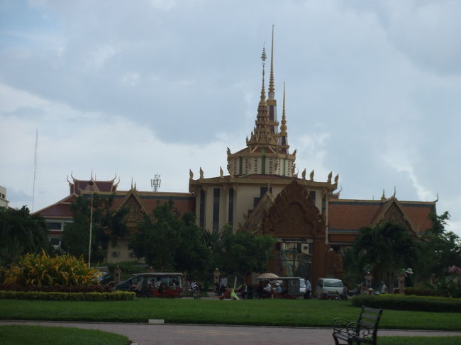 食べ終わった頃に雨も止み、出発！<br />王宮周辺へとやってきました。
