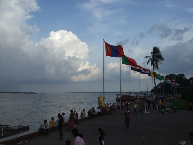 王宮の目の前の川辺をぷらっと歩いてみました。<br />ここにも結構たくさんの人がいます。<br />涼しくて、気持ちいいからかな。