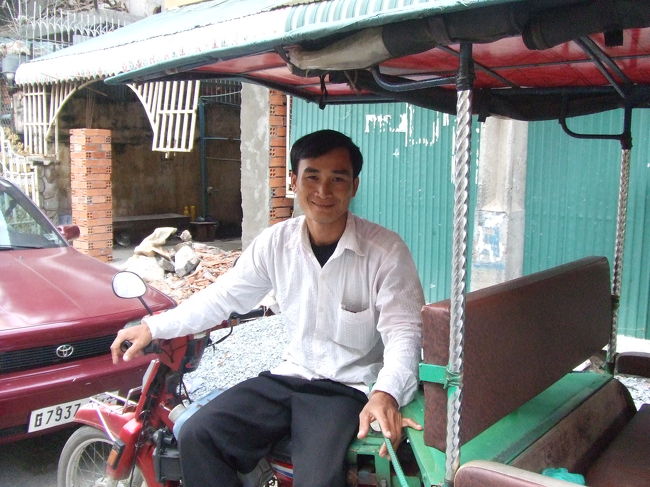 最後に記念写真とらせてもらいました(笑)<br /><br />プノンペンの夜は怖いってことだったので、早々に宿に引き上げました。<br />フロントで、ホーチミン行きのバスチケット(12$)を購入。<br />出発が早いので、宿泊代金も一緒に先払いしときました。<br /><br />カンボジアももう終わりです。早かったな〜（ＴＴ）<br />観光地ではほとんどのところで英語が通じたし、支払もドルでＯＫでした。みんな怖いイメージを持ってるかもしれないけど、私的にはとてもいい所でしたよ♪♪♪道もほとんど整備されてたし。（タイから陸路で来てないから、その辺はわからないですが。）<br />ただ、貧富の差は結構すごいのかも！と感じました。<br />もう一回行って、じっくり周りたい国ですね☆☆☆