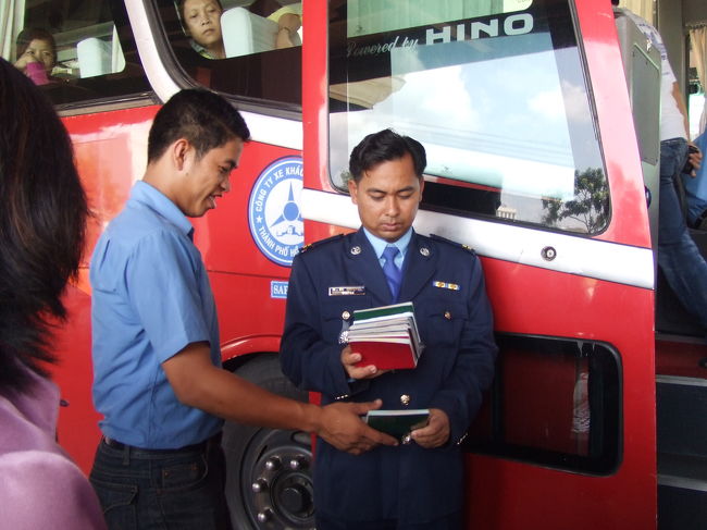 バスは結構揺れてましたねえ。<br />途中で、バスごとフェリーに乗りメコン川を渡りました。10分ちょっとくらいかな。<br />その後も順調に進み、国境地点へ到着。<br />バスに乗ったときに出入国カードを渡されて、記入したものとパスポートをスタッフに提出していました。<br />おかげで出国時には、スタッフがまとめてスタンプを押してきてくれたようです。<br />みんな一度バスの外に出て、名前を呼ばれたらまたバスに乗り込むってカンジでした。<br />無事、カンボジア出国です。