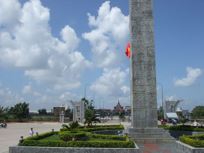 すぐにベトナム側のイミグレがあります。<br />今度は荷物も全部持ってバスを降り、出国審査へ向います。なんで荷物おろすんだろう？バス変わるのかな〜？？？とか考えながら列に並びます。<br />ここで他の乗客から『日本人ですか？』と声をかけられました。どうやら同じバスに日本の方がいたようです♪同い年かちょっと若いくらいの女の子で、彼女も一人旅だそう。ホーチミンからカンボジアに行って、また帰ってきたそうです。<br />いろいろ情報を教えてくれました。ありがとう☆<br />その後、また名前を呼ばれたのでゲートを通ると、その先に荷物チェックがありました。（それで荷物おろしたのか！と納得）<br />無事入国を果たすと、また名前を呼ばれた順にバスに乗り込んでいきます。<br />全員バスに戻り、出発するとようやくパスポートが戻ってきました。<br />確認すると、最終ページに入国スタンプ押してる！<br />と、ちょっとプチ怒り(笑)