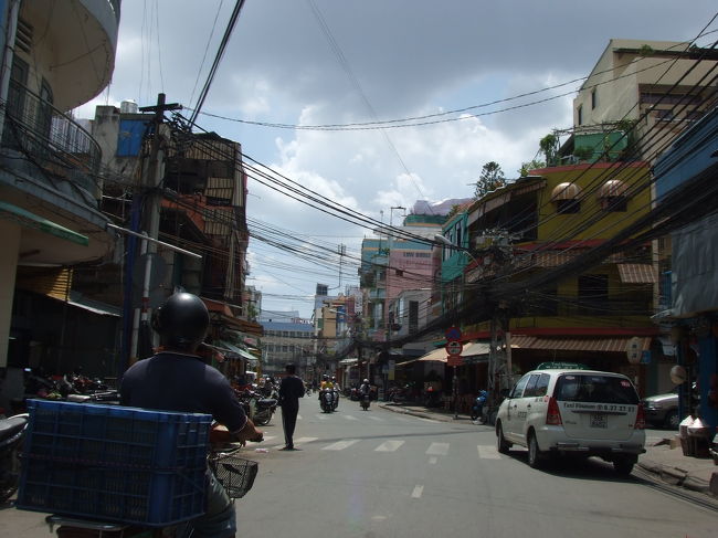 15時ちょっと前にホーチミンに到着しました。<br />ホーチミンでは全くノープランだったので、とりあえずバイタクの運ちゃんたちを振り切って歩き出しました。ＡＴＭはどこかな〜？<br />ベトナムの道路は、カンボジア以上にバイクが多い！<br />しかもクラクションがピーピーピーピーとてもうるさい（＞＜）<br />ちょっと苦手かも〜？？？