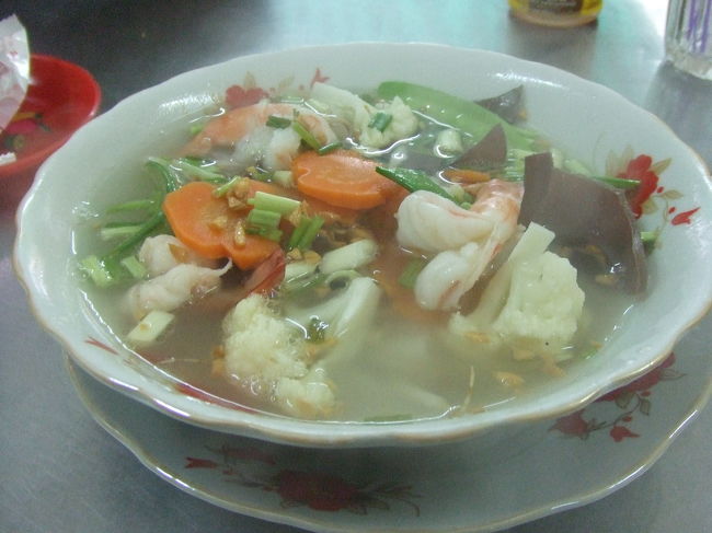 ふらふらしていると、シクロの運ちゃんに声をかけられました。<br />『シクロは乗るな』とどこかに書いてあったのを思い出し、乗らないよ〜と思いながら話を聞いてみた。<br />私が『高い高い！』『乗らないから』とかなり渋っていたら、だいぶ値下げしてくれた。<br />まあ、1回くらい乗ってみるのもいいかなと思い直し、乗ることにした。とりあえずＡＴＭに連れてってもらってベトナムドンをゲット。<br />シクロは町の中をバイクと車の合間を縫って走り出す。また、お昼ご飯を食べていなかったので食堂へ連れて行ってもらった。<br />エビ入りフォーとお茶を注文した。