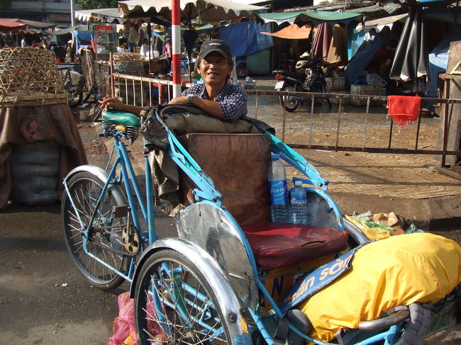 ご飯食べたら今度はマッサージ店へ。<br />1時間のボディマッサージを受けました。<br />移動の疲れが癒されます（´0｀）<br />お次はショッピング。<br />アンドン市場に連れて行ってくれました。<br />ピアスを二つ、ちょっと値切って買えました♪<br />出口付近でオレンジを購入。ちょっとぼられた気も？<br />まあ、いいや。<br />まだ荷物を増やすわけにはいかないので、それでショッピングは終了〜。<br />ガイドブックに載っていた宿へ連れて行ってもらった。料金は300,000ドン。バイタクに比べたらちょっと高かったけど、一度くらいはシクロもいいかな？と思いました。<br />でも、最初の交渉はかなり重要ですけど。