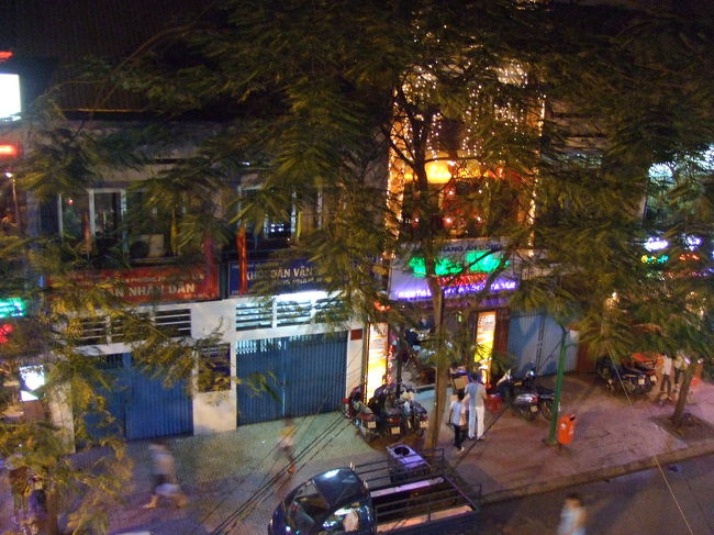 いつものように洗面台で洗濯して、シャワーを浴びて部屋でくつろいだ。小さいベランダがあったので外を眺めてみたり。<br />夕飯食べてなかったけど、そんなにお腹減ってなかったので、市場で買ったオレンジを一つ食べると満足した。宿のおじさんにチェックアウトの時間だけ確認して、友達に送る絵葉書を書いた後、ガイドブックを眺めながら就寝。