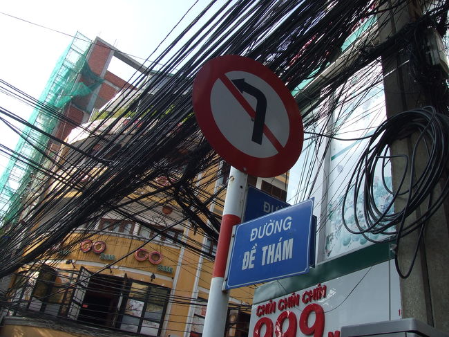 データム通りの宿の前で降りると、おばちゃんに声をかけられた。<br />『ホテル探してるの？うちは6ドルだよ！』って。<br />予定していたホテルより安いな〜、と思って着いて行ってみた。<br />何やら画廊の上に部屋があるらしく、店の奥へ。<br />部屋を見せてもらうと、シングルでバストイレ付き。<br />そんなにキレイな部屋ではなかったけれど、まあ一泊だけだし安いしってことでここに決定。