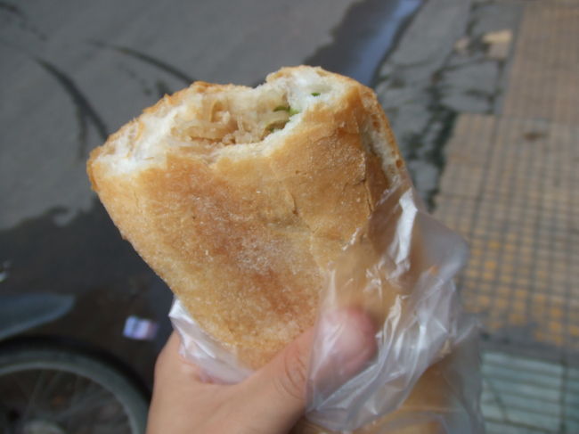 6時すぎに起きて準備し、7:30にはホーチミンの街を散策に出発！とりあえず近くの屋台でバインミーを買って歩きながら食べた♪<br />しばらく歩くと、バイタクの運ちゃんに話しかけられた。本当かどうか不明だけど、彼女が日本人らしく日本語が上手かった。<br />『私は絶対日本人からぼったくらないから大丈夫！』という。半日貸切で、空港まで行って20$とのこと。<br />日本語ガイドをつけたと思ってＯＫした。