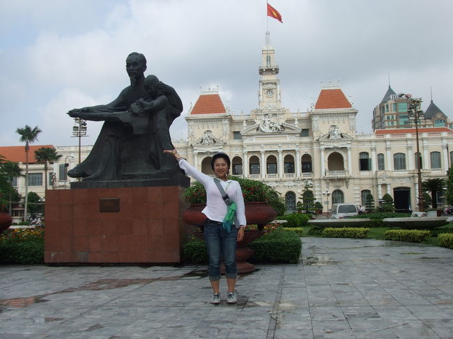 チェックアウトが11時なので、それまでにいろいろ周ってもらった。<br />まずは友達にハガキを出したかったので、中央郵便局へ。窓口で『日本へ』と言ってハガキ３枚を提出し、金額を払ったら終了。思ったより簡単ですね♪<br />ちなみにこの写真、ヘルメットかぶったままです(笑)<br />運ちゃんにヘルメットが似合うね〜！と言われたが、どうゆうこと〜？？？<br />ベトナムは、ヘルメット着用をかなり厳しく取り締まっているようで、あちこちで切符きられてる人を見かけた。かわいそうに。。。