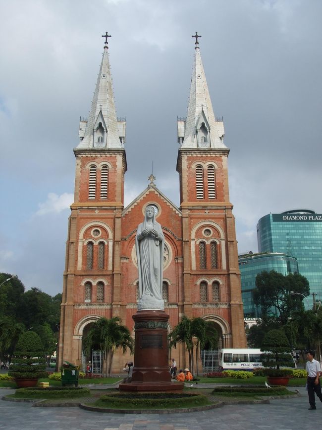 郵便局の目の前にとても立派な教会があり、中に入ってみた。