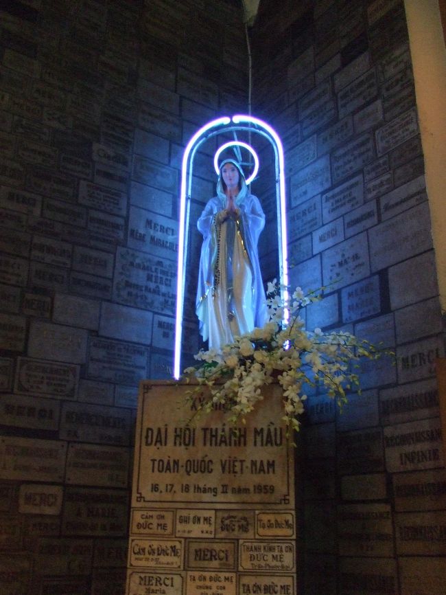 教会の両方の壁には、こんな祭壇がたくさん並んでいた。とても厳かでキレイ。