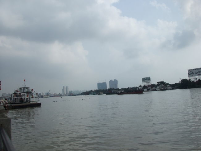 サイゴン川のほとり。<br />東南アジアはどこも川の周りに栄えてますね。