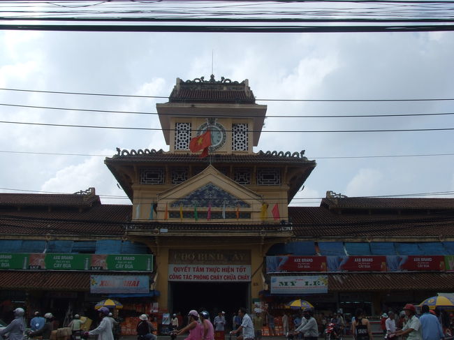 ビンタイ市場へ。<br />なんて名前か忘れちゃったけど、運ちゃんがどこかの通りのことを"ボッタクリ通り"と呼んでいた。<br />でもここは安いからいいよ〜って。<br />ホントにいろんな安くてかわいいものが売ってる〜！<br />どうしよ〜。。