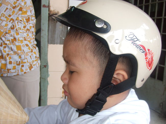お次は半ば強引にコーヒーショップへ。<br />ジャスミン茶をたくさん飲ましてくれた。<br />何種類かの豆の匂いをかがしてくれた。<br />とてもいい香りがする〜。<br />この子はそのコーヒーショップの奥さんの子供。<br />とてもシャイボーイのようで、カメラを向けると隠れてしまう。<br />すると雨が降ってきた。いつものごとく豪雨だ。<br />そのままそのコーヒーショップで雨宿りすることに。<br />ベトナムのあま〜〜〜いコーヒーを飲みながら♪