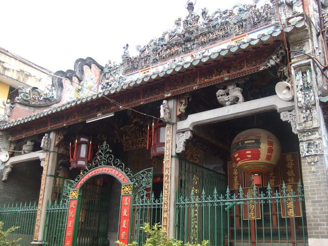 雨があがると、お次はお寺へ。<br />ぐるぐる線香で有名なティエンハウ寺。<br />カンボジアのお寺とはイメージが変わって、だいぶ中国っぽいカンジ。