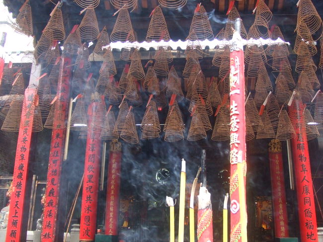 たくさんのぐるぐる線香がつるされていました。