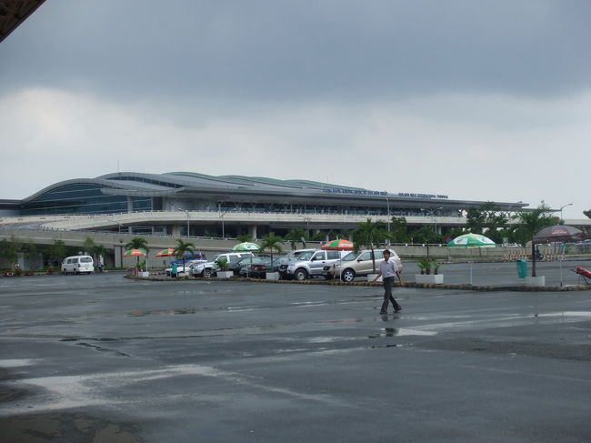 と、そろそろ１１時。<br />一度宿へ戻ってチェックアウトを済ませて空港へ向った。ここはタンソンニャット空港。国際線と国内線が別々の建物にわかれていた。<br />バイタクの運ちゃんに、『ハノイに行ったら、絶対ぼってくる奴が多いから気をつけろ！！』って助言をもらっちゃいました。。。<br />怖いな〜。。
