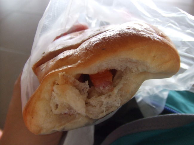 空港について、ちょっと小腹が空いたので売店でパンを買って食べました。<br />そのままチェックインしに行ったら、『まだ早いから14時くらいにまた来てください』と追い返されちゃいました（；；）