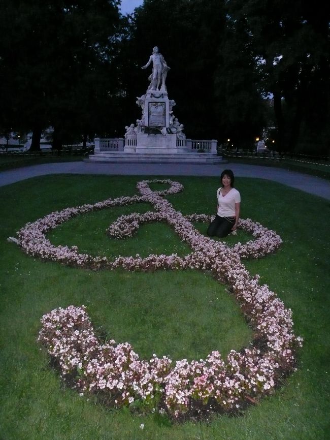 モーツァルト像の前で。<br />韓国人の女の子たちがいて。