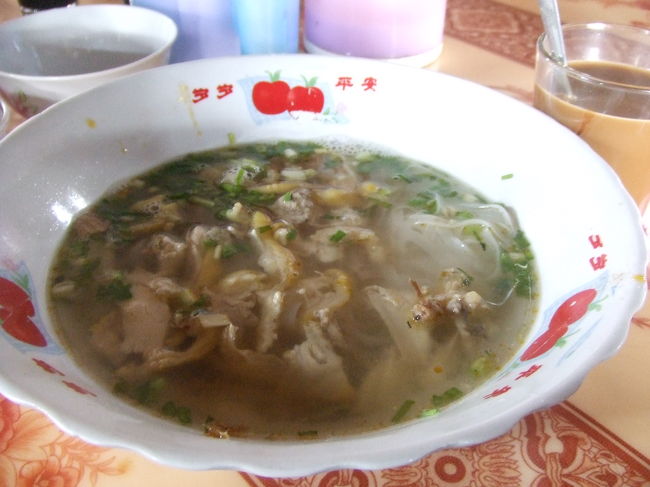 30分くらい待ったかな〜、いやもっと待ったかも。やっと迎えが来ました。係員について歩いていくと、バスターミナルがありました。バスに乗り込むと、ほとんどが現地人。。。あらまあ。スタッフも英語は話さない。バスの後方座席には、なにやらたくさんの荷物が積まれている。どうやらローカルバスのようですね〜（´□｀）ま、16?だから。ラッキーなことに、隣の席には誰もいなかった。<br />20時頃、ようやくバスは出発しました。ハノイ→ヴィエンチャン、約1日がかりのバス移動が始まりました。<br />途中休憩が何度かあったけど、お菓子買っただけで特にご飯は食べませんでした。バスは進み、翌朝6時にベトナムとラオスの国境越えです。ベトナム側で20,000ドン払ってスタンプを押してもらい出国し、ラオス側で5,000kで良かった所、kipを持ってなかったので1?払って入国スタンプ押してもらった。(イミグレ内に両替所はあったけど)ちょっと損したかな。結構厳重な積荷チェックが行われた後、10時ころにようやくご飯休憩！(夕飯食べてなかったからオレオ食べてたけど)食堂でフォーとコーヒーを注文。お腹いっぱいになりました〜♪