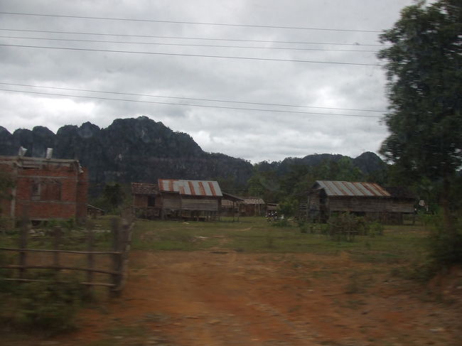 12時頃に長かった休憩も終わり、やっと出発。<br />途中、何度かトイレ休憩があった。その休憩所でトイレに入ろうと扉を開けると、ただの部屋。そして水がためられた桶があるだけ。。。いやあ、さすがにここでは出来ねーっす！(部屋の隅のほうで用を足して水で流すらしいです)他のトコに普通の和式トイレもあったので良かった！