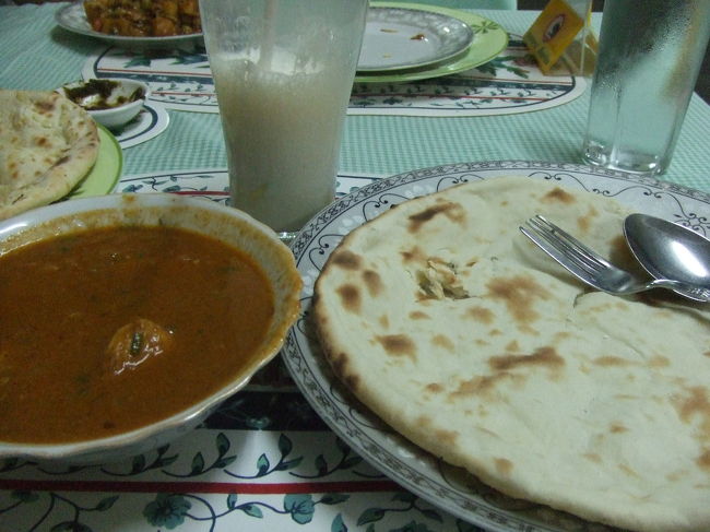 18時ころ、ようやくヴィエンチャンのバスステーションに到着！2人のマイクとトゥクトゥクをシェアし、中心地(ナンプー前)までやってきました。もうあたりは暗くなってきてたので宿を探し始めました。<br />ちょうどお祭りだったようで、めぼしい宿はほとんど満室でなかなか見つかりません。重い荷物をかついで結構歩き回ってようやくドミトリーなら空いているところを発見！"SABAIDY G.H."ってトコロで、男女共同のドミトリー。でも宿代はかなり節約できますね。<br />シャワーを浴びた後、マイク達と一緒に夕飯を食べに町に出かけました。まず、ＡＴＭでラオスのお金をおろして、入ったのはインド料理のお店。私はチキンカレーとナンとラッシーを注文。やっぱりカレーはおいしいやね☆野菜カレーを味見させてもらったら、激辛でした！