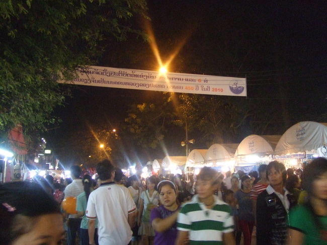 2時間ほどいたかな。満腹になったところでお祭り騒ぎの中へ。さすが首都だけあって、思ったより栄えてるなあと思いました。お祭りの日は、タイ側からも観光客がたくさん来ているらしく、すごい賑わいようでした。ステージではブレイクダンスやってたり。びっくり！<br />背の高いマイクはサッカー好きらしく、ユニフォーム売ってる店売ってる店にどんどん入って行きます。私と物静かなマイクは、好きだね〜！と言いながら、後ろについて行きました（＾＾；）