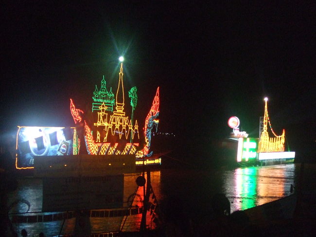 川に近づいていくと、街中同様ライトアップされていてとてもキレイでした。<br />ちょっと歩いたところで近くのBarに入ってビアラオを飲みました。物静かなマイクのおごりです、サンキュー☆でもビール飲んだら、どっと疲れが出て眠くなってきました。11:30ころ、私は先にG.H.に帰ることにしました。軽く迷ったけど、町の人に道を聞いたら、快く教えてくれたので無事辿り着きました。<br />次の日どうするか悩んだけど、もう時間も残り少ないので、ルアンパバンに朝から向うことにしました。<br />G.H.のフロントの少年にバスのチケットをお願いした。私の顔を見て、『顔が赤いね』と言ったので、私が『あ、ゴメン。飲んできたから〜』と言ったら、『それがまたかわいいよ』だって！ホントにみんなおだてるのがウマイ（＾□＾；）<br />宿代(20,000K)と、バス代(170,000K)を支払って部屋に戻り、シャワー浴びて荷造りしたらスグ寝ました。