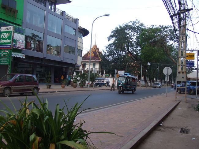 朝。7時にフロントに来て、と言われていたので準備をして6:45にフロントへ行く。昨日の少年に『ちょっと待ってて』と言われたので、宿の前にベンチに座ってぼんやりと待っていた。<br /><br />そういえばラオスに入って一つ気付いたのは、ベトナムのうるさいクラクションが聞こえなくて、とても快適だ〜〜〜！ということ♪