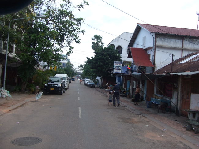 10分ちょっと走ると、昨日とは違うバス乗り場へ到着。トゥクのドライバーが『そのまま乗ってて』と言って、カウンターでバスチケットを買ってきてくれた。どうやらＶＩＰＢＵＳのようです。チケットをもらってトゥクとお別れ。