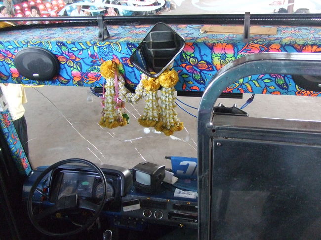 私の席は、一番前でした。<br />運転席から結構高さがあるので、ちょっと滑り落ちたら痛そうなカンジ。。。席について出発まで待つ。<br />ちょっとずつ乗客も増えてきた。<br />お腹空いたので、さっき買ったパンとコーヒーでお腹を満たしました♪