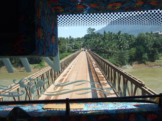 今回の道は、結構大変そうです。でこぼこしてたり、くねくねしてたりと、運転手の腕の見せ所ですね！<br />こーんな細い橋も何度か渡りました。