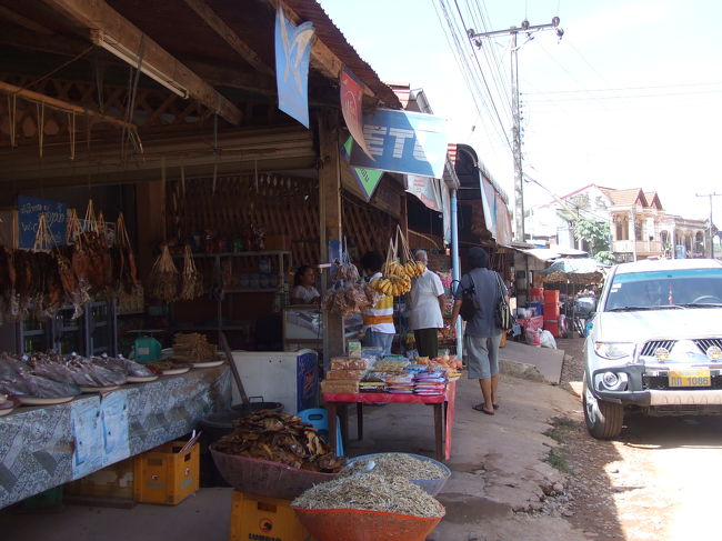 10:30くらいにトイレ休憩タイム。売店の横のトイレに入って、外に出ると女の人が料金(1,000k)を回収していました。<br />どんどんバスは田舎道に入っていきました。途中の道は穴が開いていたり。